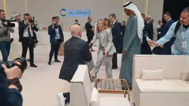 υπόκλιση-ράμα-στην-τζόρτζια-μελόνι-563418415