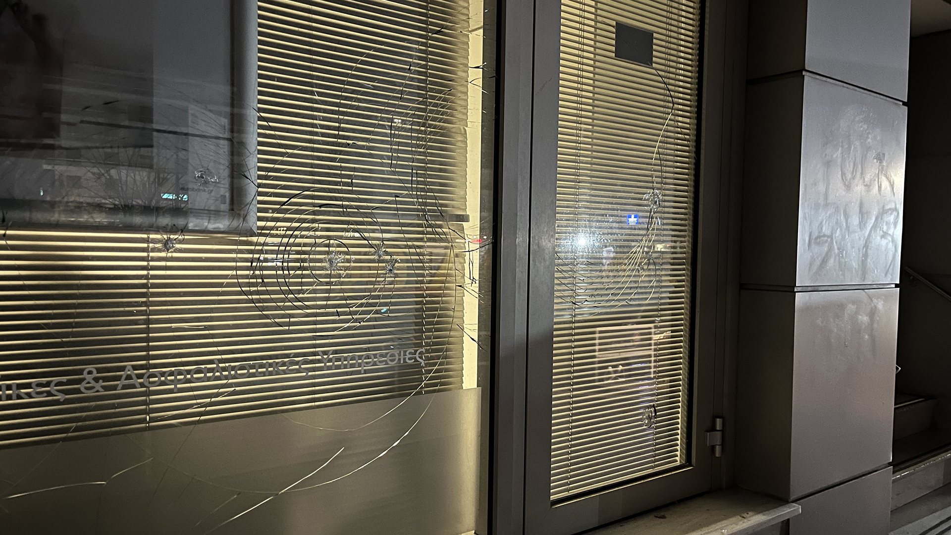 Κυψέλη: Καταδρομική επίθεση κουκουλοφόρων με ρόπαλα και πέτρες [φωτογραφίες]-2