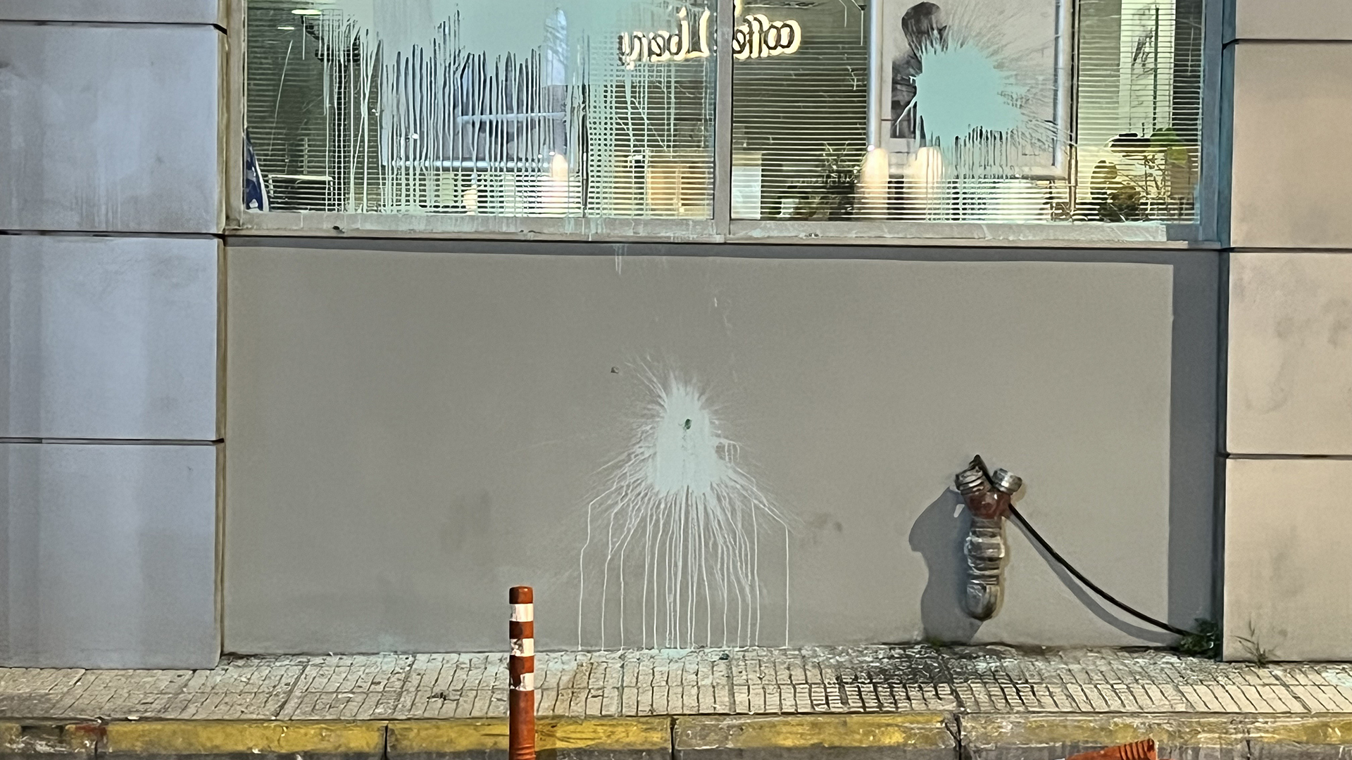 Κυψέλη: Καταδρομική επίθεση κουκουλοφόρων με ρόπαλα και πέτρες [φωτογραφίες]-1