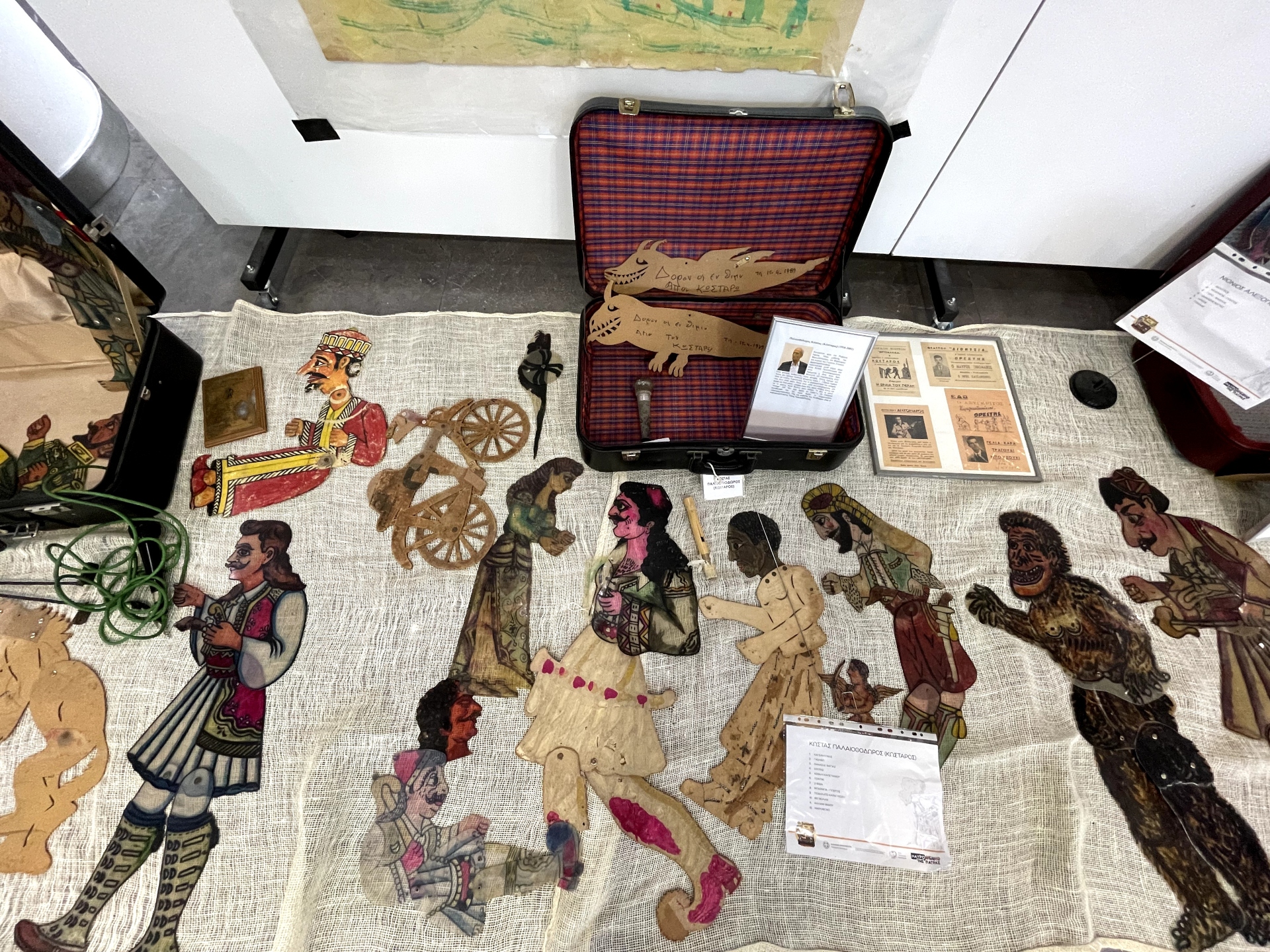 Ο Καραγκιόζης ανοίγει τις βαλίτσες του – Τα κρυμμένα μυστικά ενός αιώνα-1