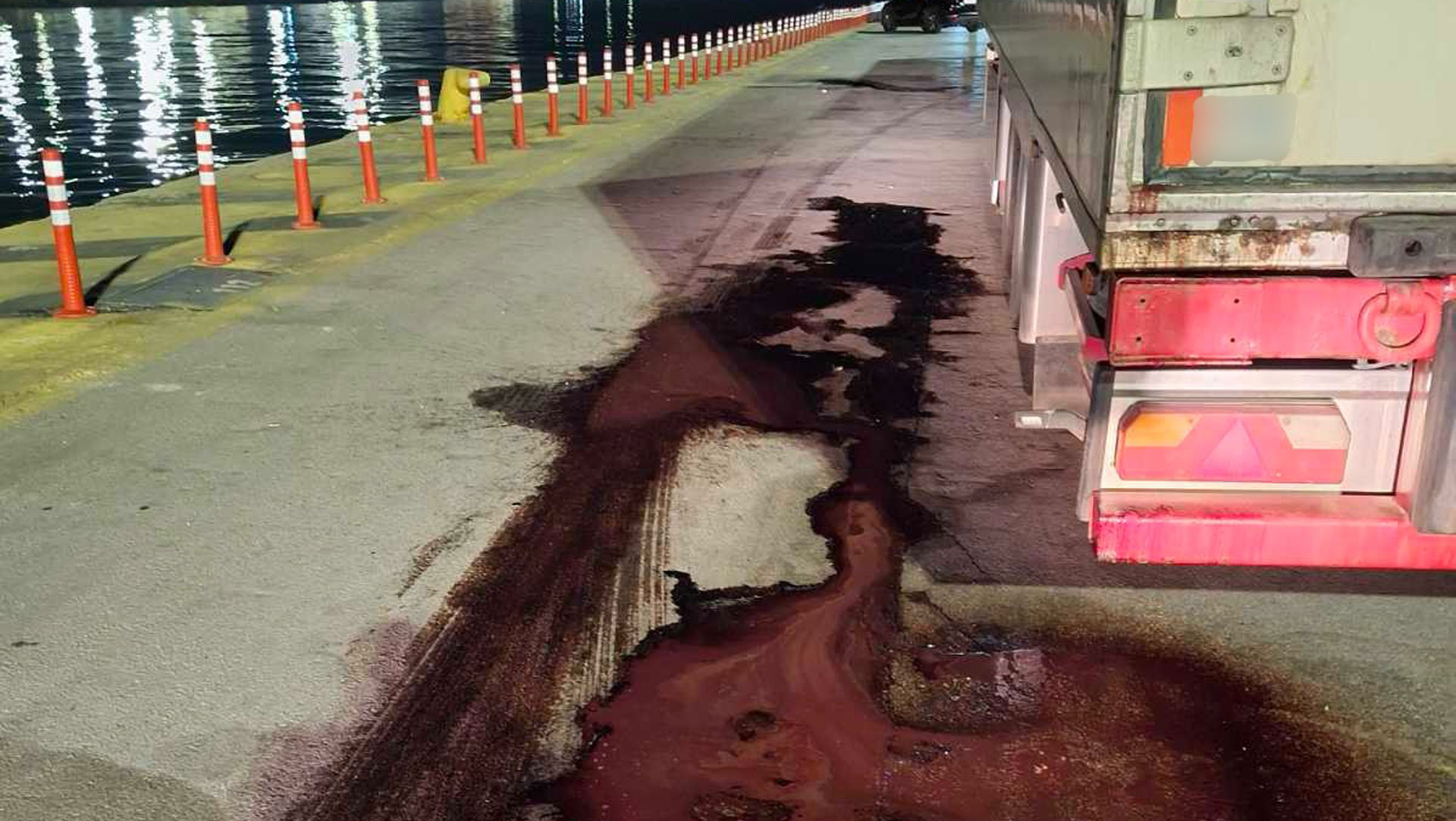 Λιμάνι Πειραιά: Κατασχέθηκε εγκαταλελειμμένο φορτηγό με 20 τόνους σάπιου κρέατος-1