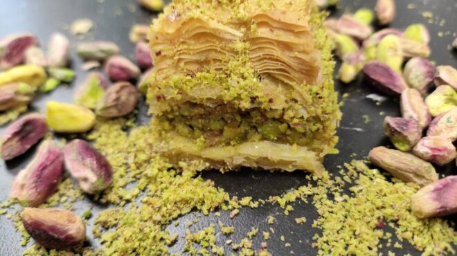 γλυκά-από-κανταΐφι-και-φιστίκι-η-ελλην-563399305