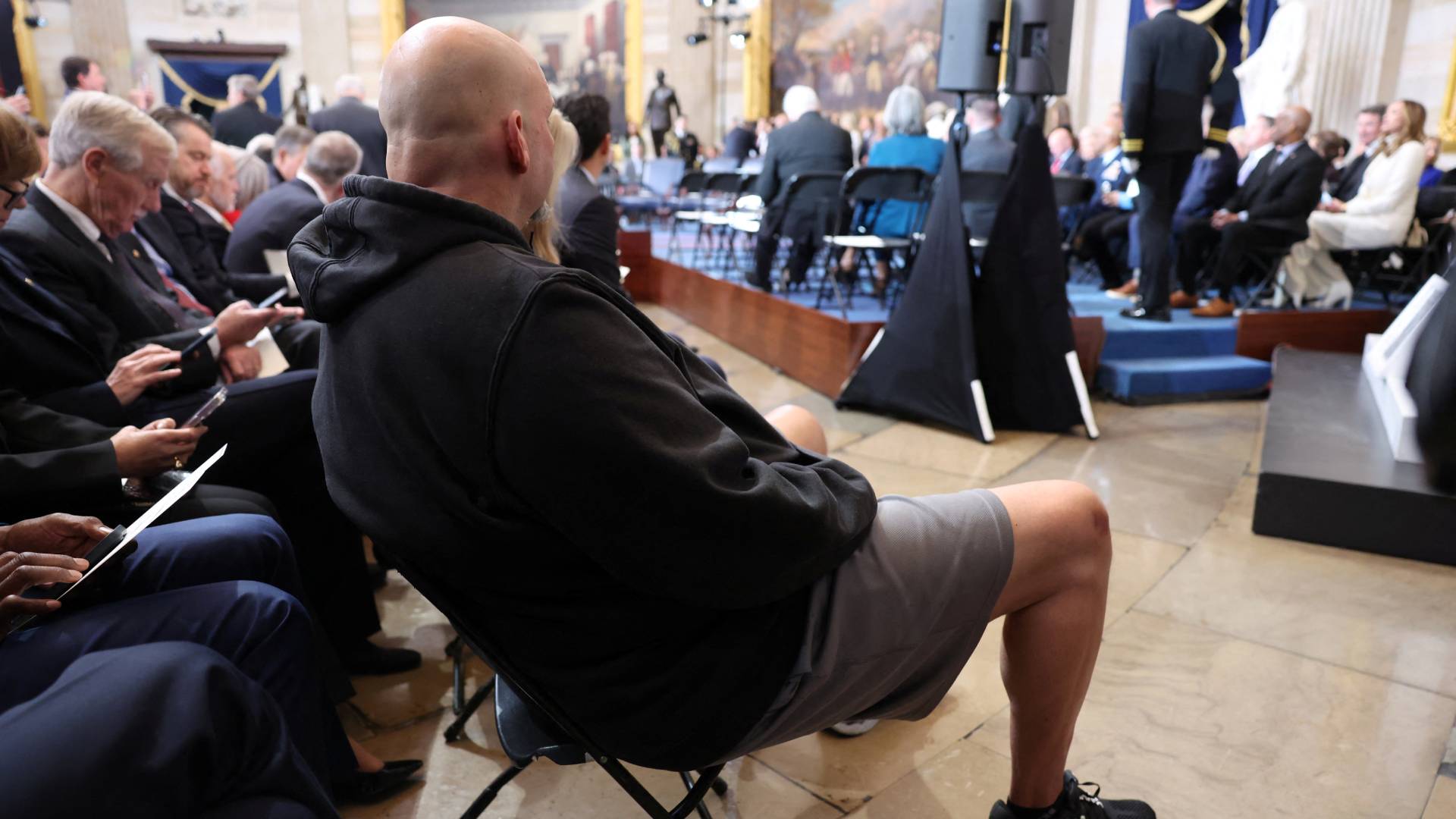 Ντόναλντ Τραμπ: Ποιος είναι ο γερουσιαστής που πήγε στην ορκωμοσία με σορτς και φούτερ-2