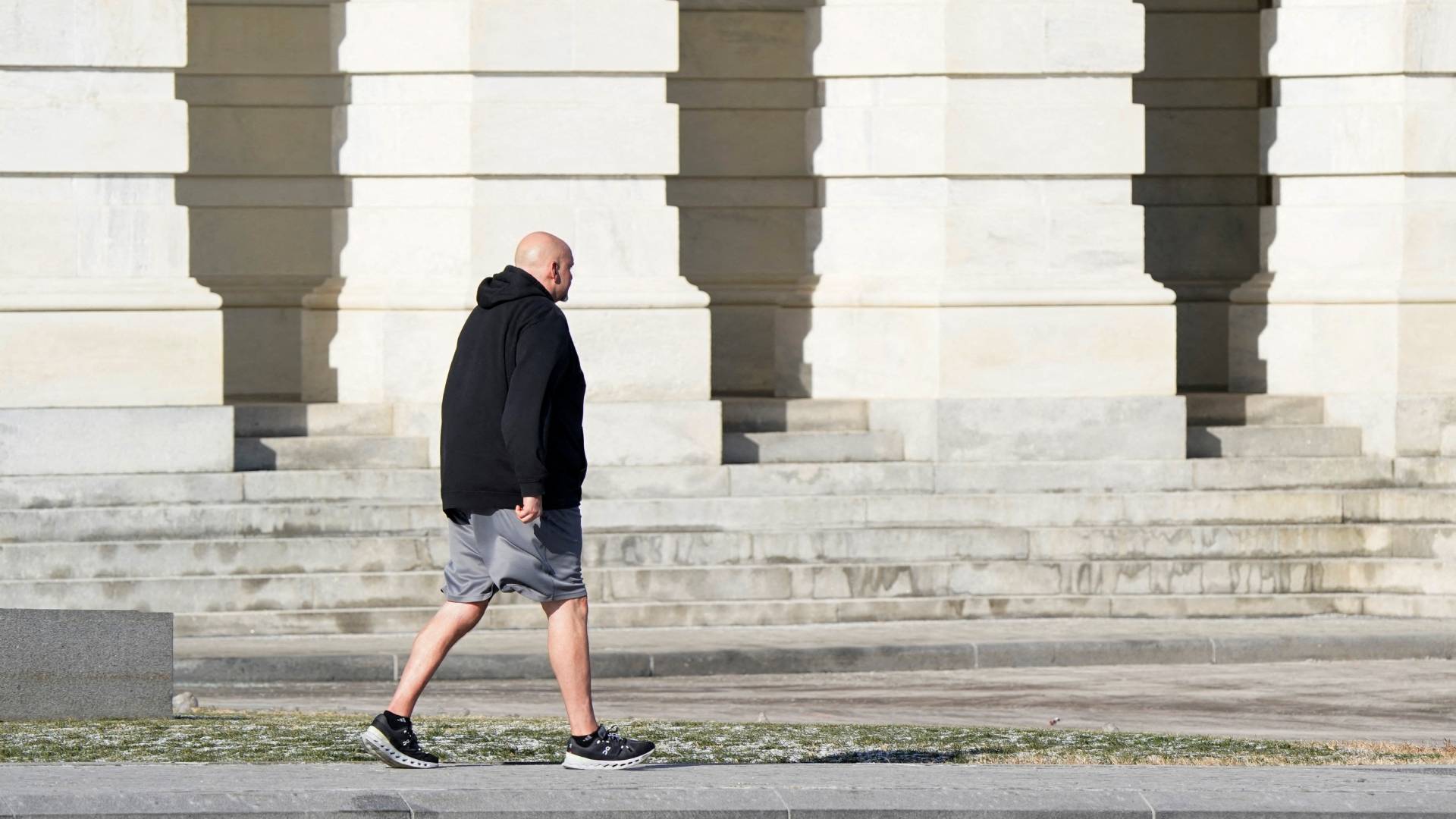 Ντόναλντ Τραμπ: Ποιος είναι ο γερουσιαστής που πήγε στην ορκωμοσία με σορτς και φούτερ-1