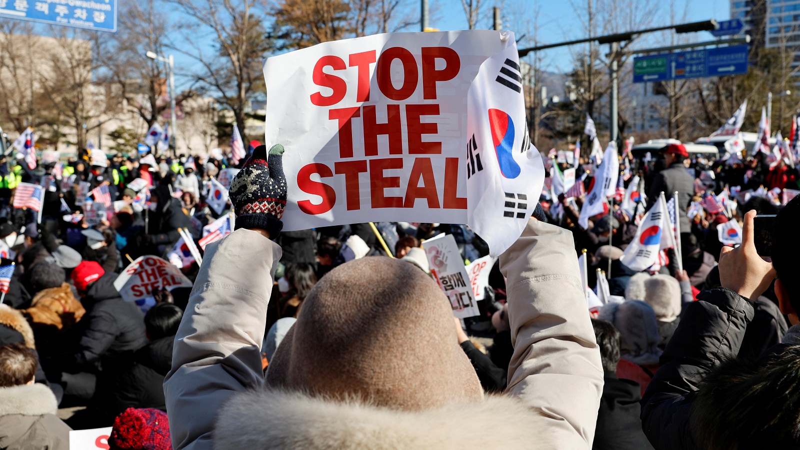 Νότια Κορέα: Οι Αρχές συνέλαβαν τον έκπτωτο πρόεδρο Γιουν, που παραδόθηκε αυτοβούλως-2