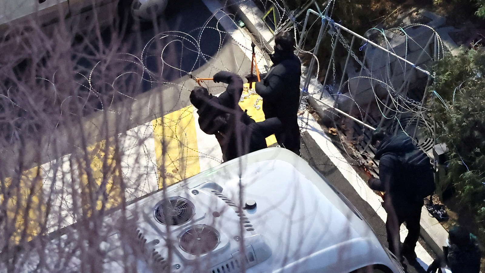 Νότια Κορέα: Οι Αρχές συνέλαβαν τον έκπτωτο πρόεδρο Γιουν, που παραδόθηκε αυτοβούλως-1