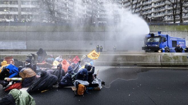 ολλανδία-η-αστυνομία-συνέλαβε-εκατον-563413615