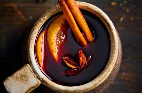 ζεστό-κόκκινο-κρασί-με-μπαχαρικά-το-κλ-563398828