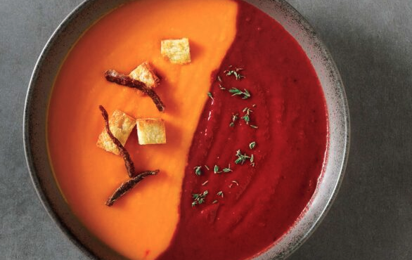 δύο-σούπες-σε-ένα-μπολ-πορτοκαλί-με-κο-563399284