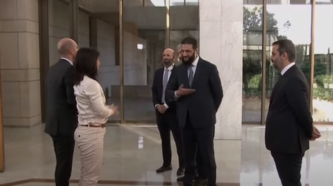 συρία-το-νεύμα-αντί-χειραψίας-του-αλ-γκ-563400904