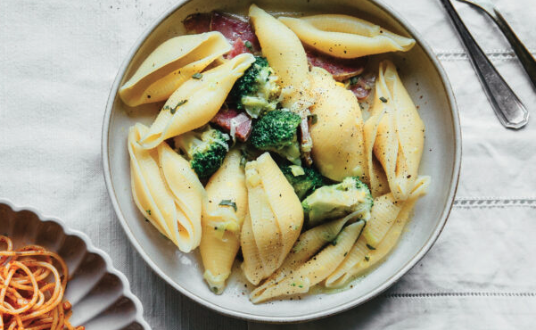 κοχύλια-μεγάλα-με-μπρόκολο-και-σάλτσα-563414530