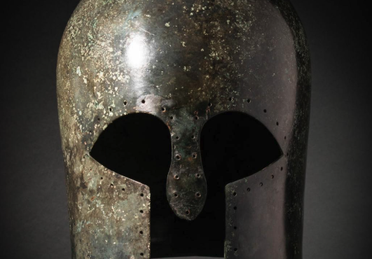 ενα-κορινθιακό-κράνος-στο-κέντρο-του-λ-563432044