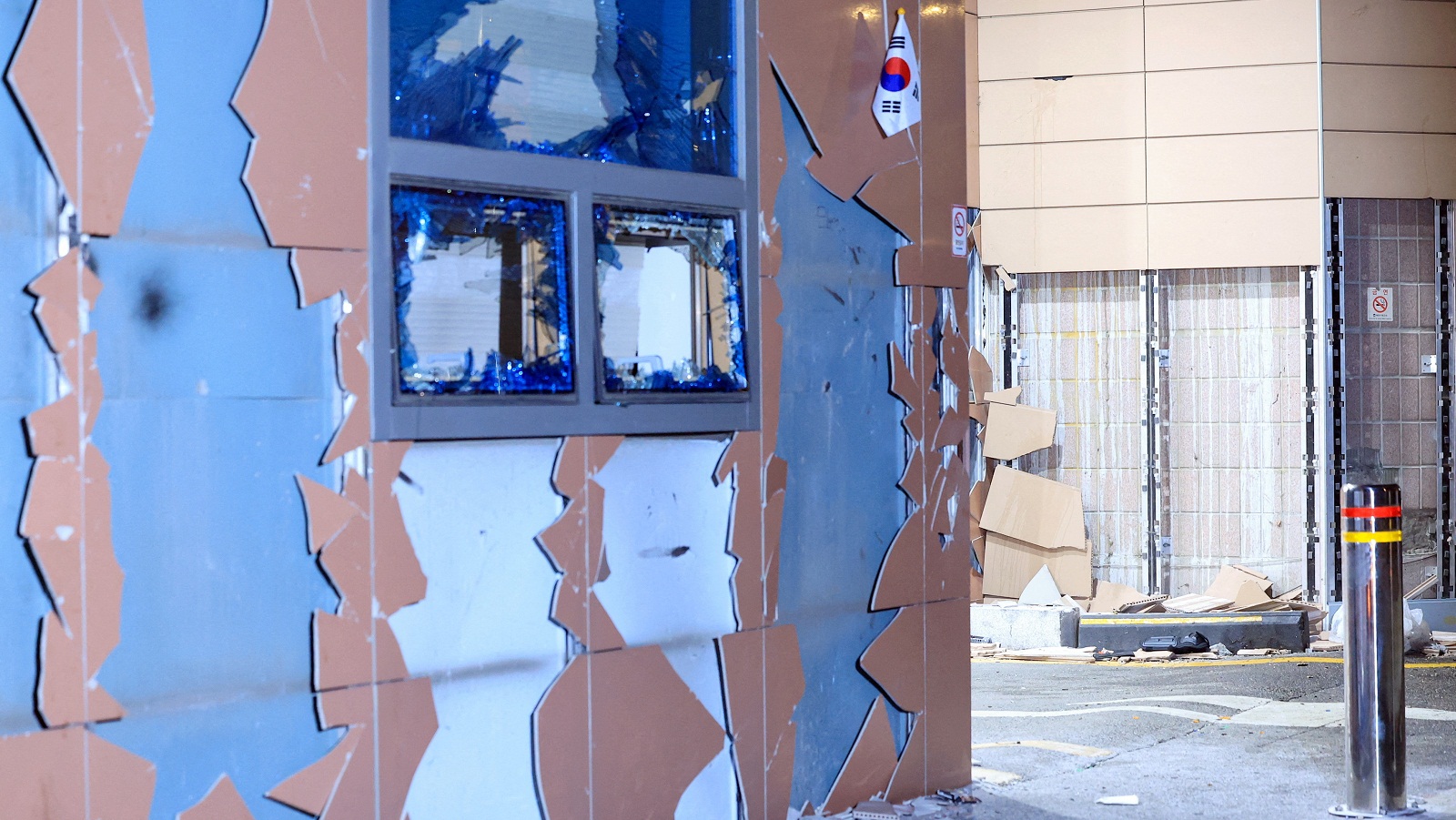 Νότια Κορέα: Βανδαλισμοί και επιθέσεις από οπαδούς του Γιουν – 90 προσαγωγές-1