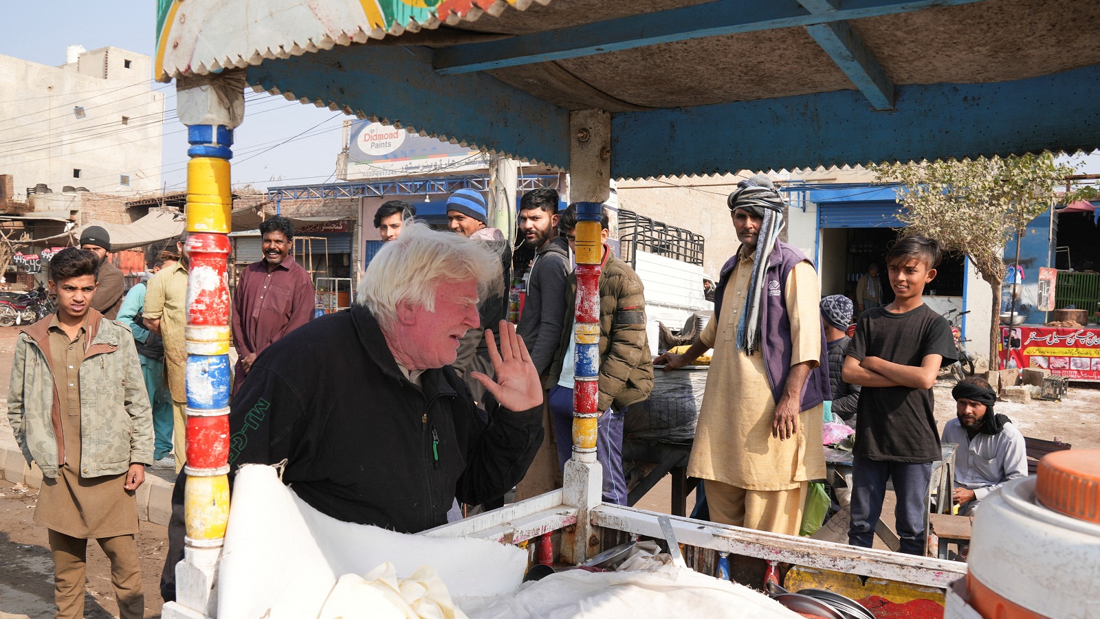 Πακιστάν: «Σωσίας» του Τραμπ τραγουδάει για να πουλήσει την πραμάτεια του-2