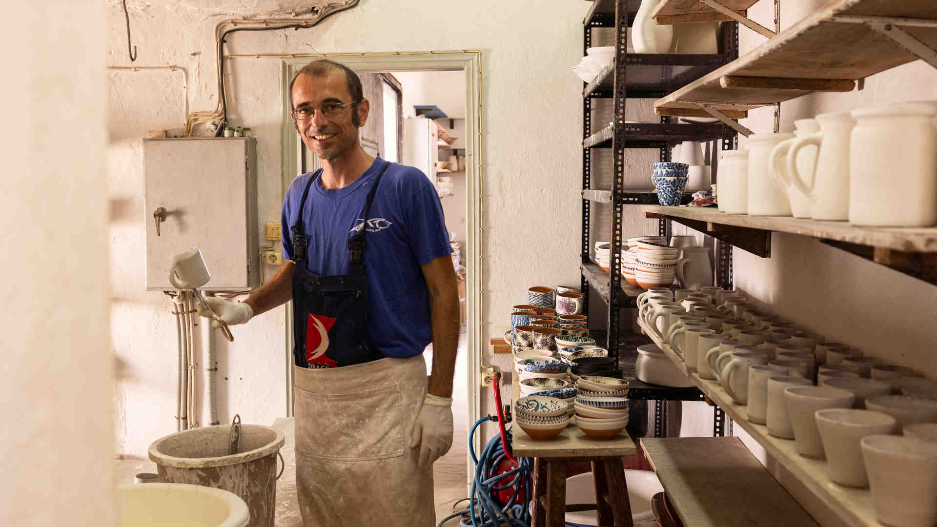 Κεραμικά Νίκου & Γιάννη Λεμπέση: μια οικογένεια από τη Σίφνο εξελίσσει μια τέχνη αιώνων-2