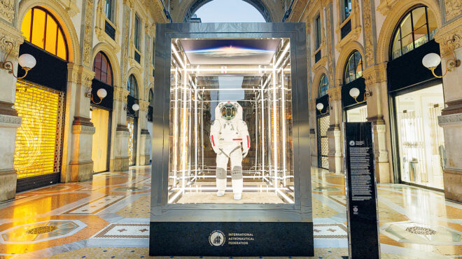 στο-φεγγάρι-με-υπογραφή-prada-563422477