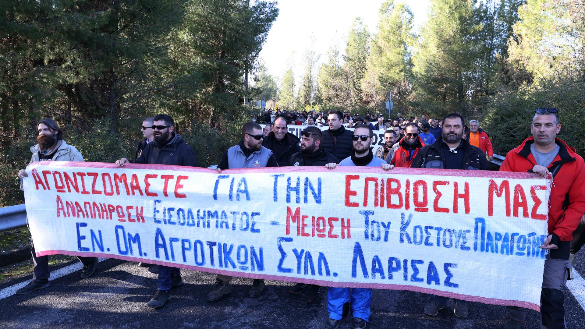 Αγροτικές κινητοποιήσεις: Στήθηκαν μπλόκα σε Θεσσαλία και Πέλλα-1