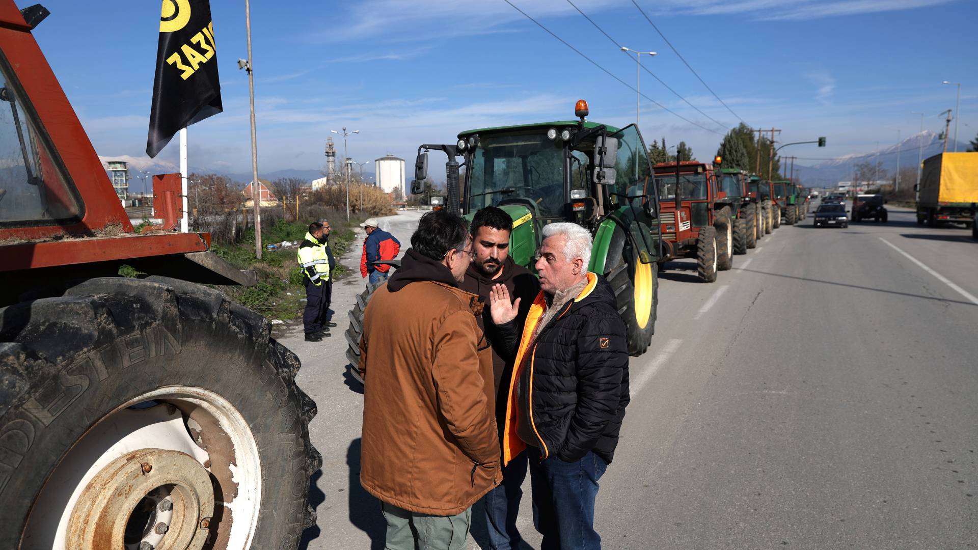 Αγροτικές κινητοποιήσεις: Στήθηκαν μπλόκα σε Θεσσαλία και Πέλλα-2