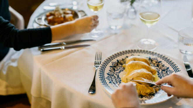 13-μαγαζιά-που-στρώνουν-λευκά-τραπεζομά-563441908