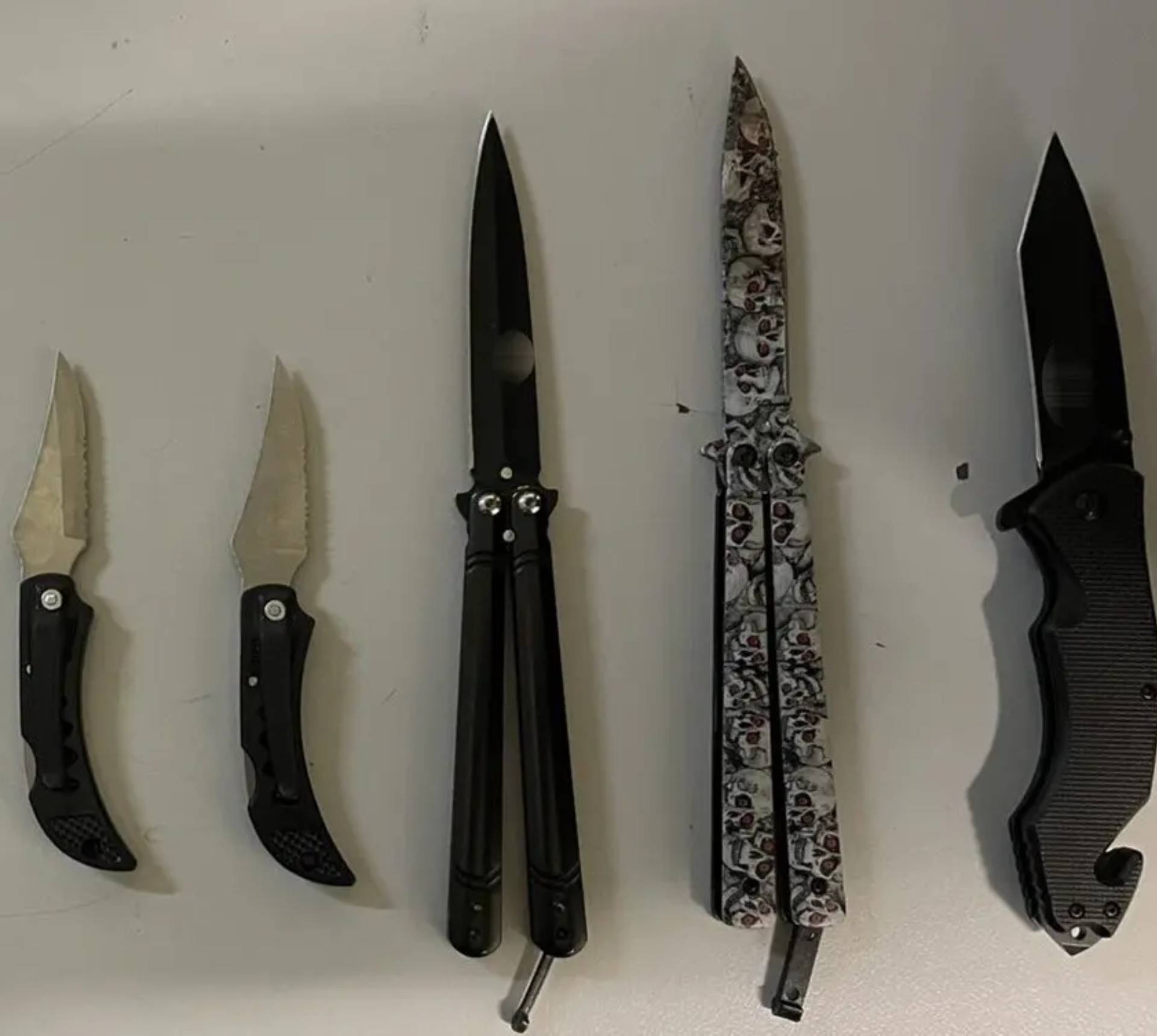 Παγκράτι: Συνελήφθησαν πέντε ανήλικοι που κατείχαν μαχαίρια-1