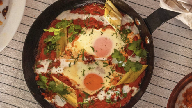 αυγά-με-κόκκινη-σάλτσα-πράσο-λουκάνικ-563408566