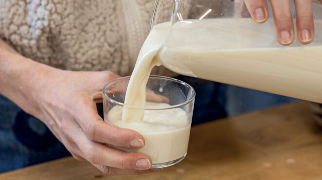 πώς-να-φτιάξετε-γάλα-αμυγδάλου-στο-σπί-563420392