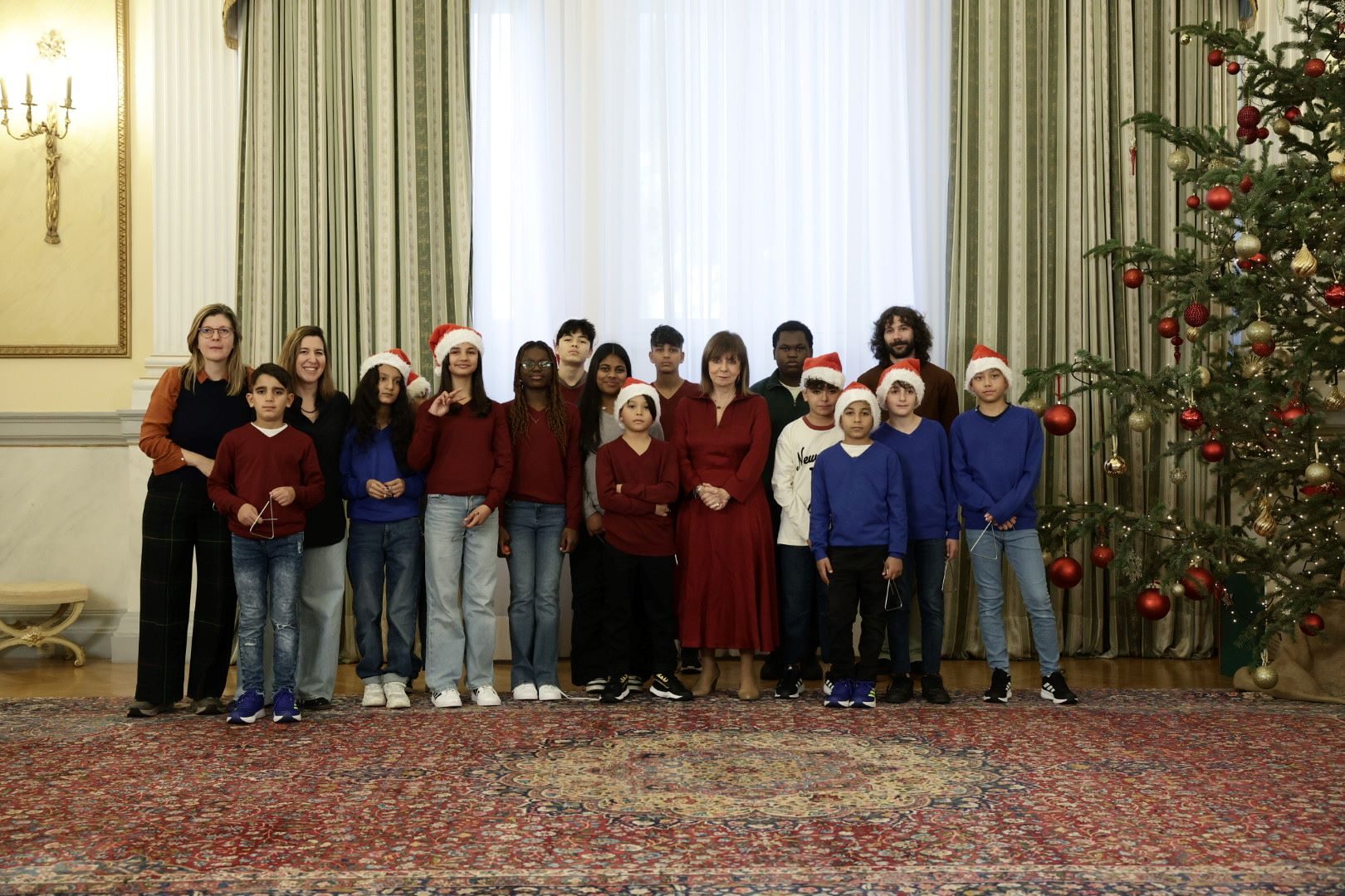 Εκπρόσωποι της ηγεσίας και πολύτεκνοι έκαναν ποδαρικό στο Προεδρικό Μέγαρο-1