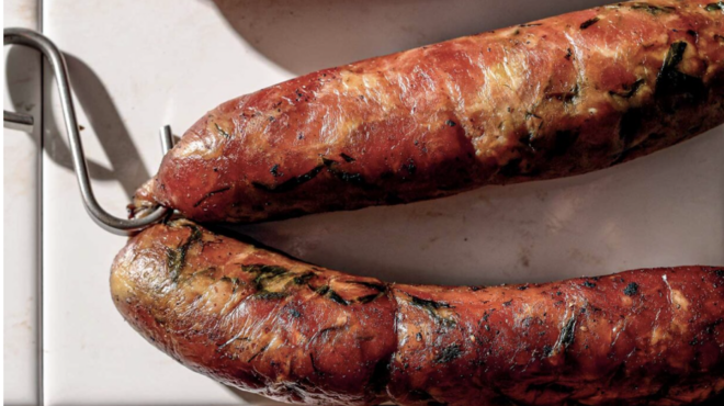 χοιρινά-λουκάνικα-με-πράσο-και-μυρωδι-563404711