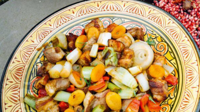 χοιρινή-τηγανιά-με-πράσα-και-ξερά-βερί-563439796