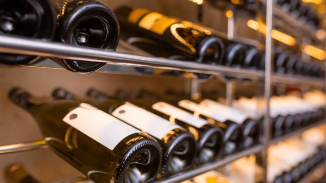 ευρωπαϊκά-κρασιά-και-τυριά-αποθηκεύο-563431282