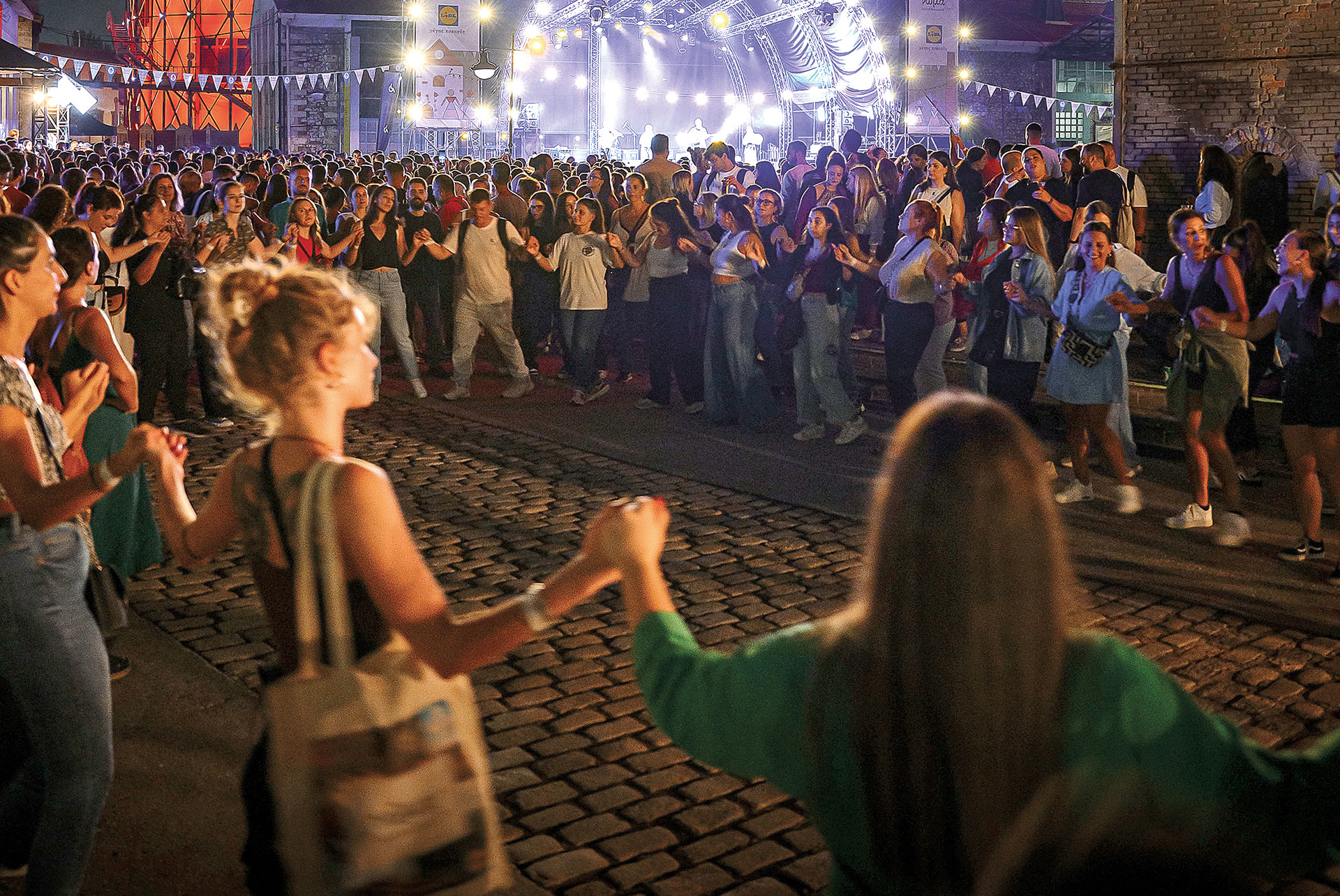 Οι νέοι αγαπούν ξανά την παραδοσιακή μουσική – Ηπειρώτικοι χοροί στην καρδιά της Αθήνας-1