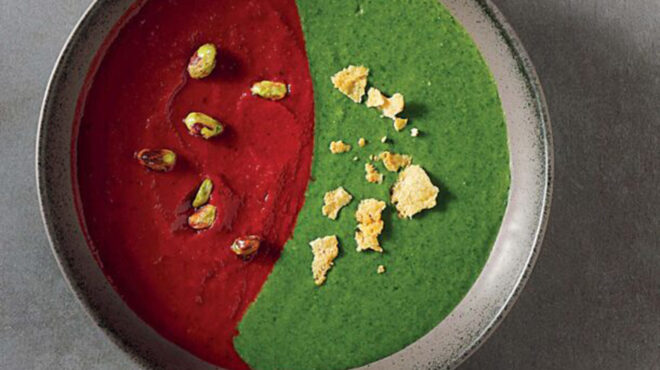 δύο-σούπες-σε-ένα-μπολ-κόκκινη-με-παντ-563404387