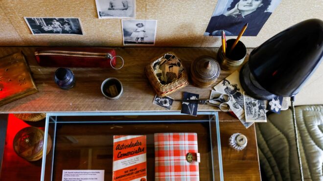 αναπαριστώντας-τη-μνήμη-της-αννας-φρα-563430976