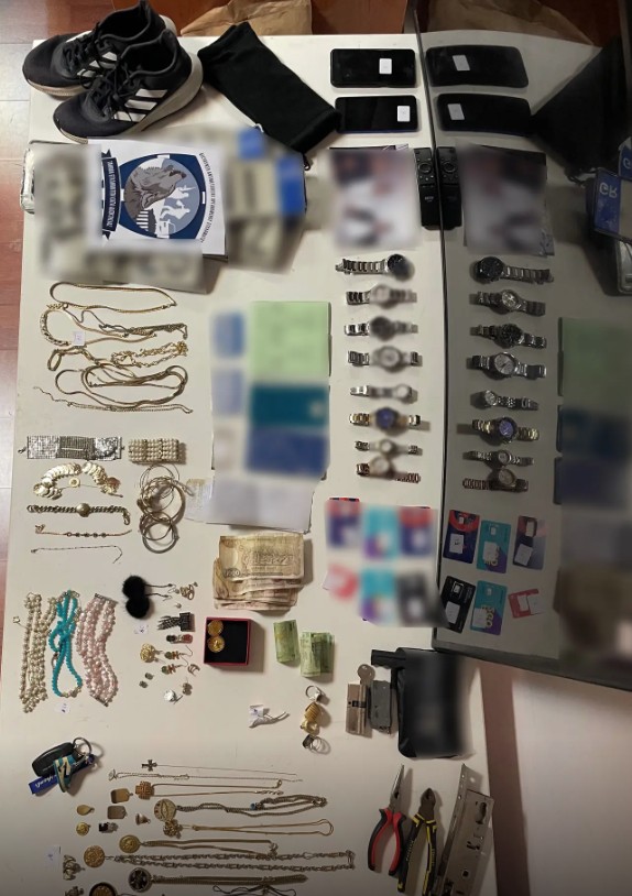 Αττική: Χειροπέδες σε συμμορία διαρρηκτών – Η χρυσή λεία και το modus operandi-2