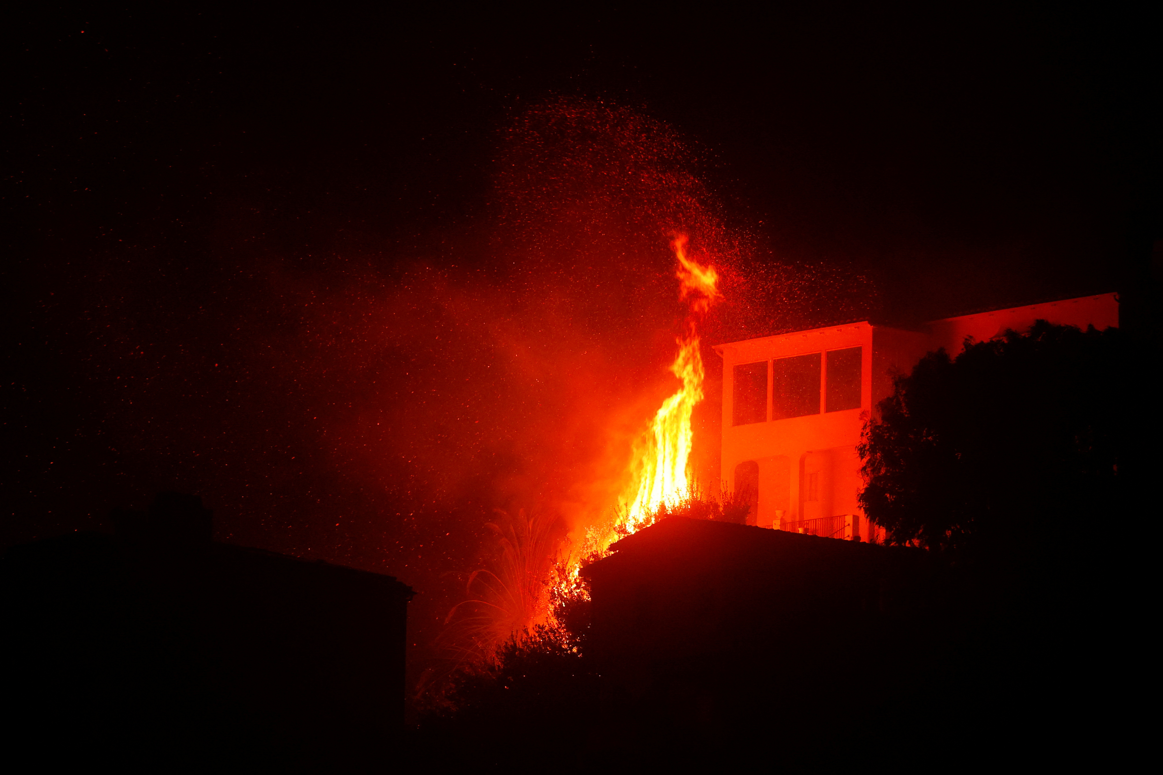 Σε συναγερμό το Λος Αντζελες λόγω της φωτιάς – Εντολή εκκένωσης έλαβαν 30.000 πολίτες-1