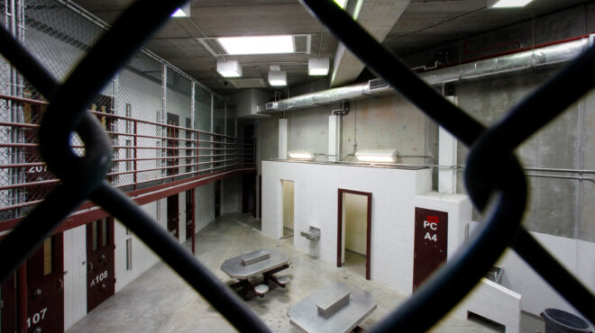 ο-τραμπ-στέλνει-τρανς-άτομα-σε-ανδρικέ-563436751