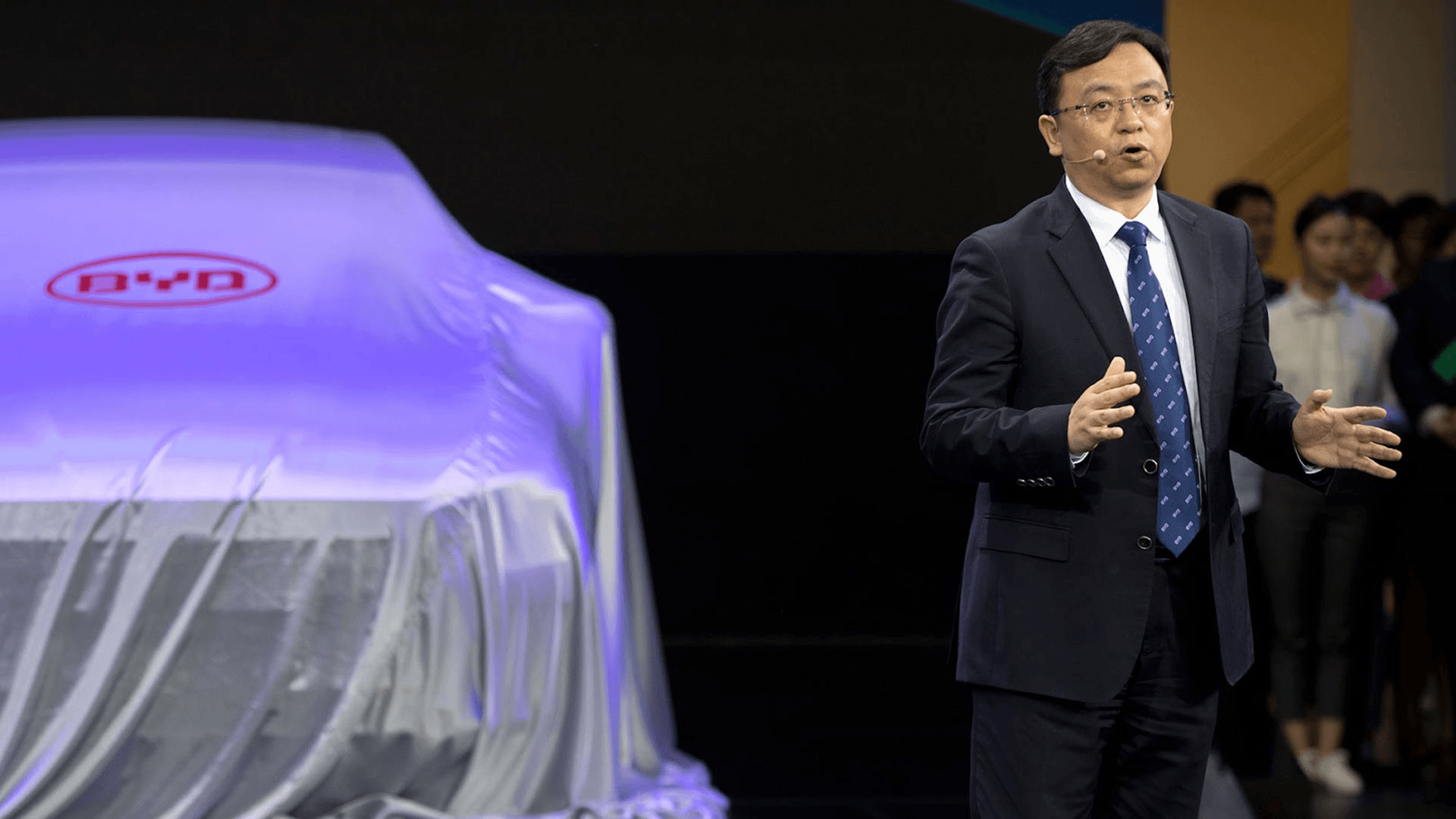 η-μετωπική-του-μασκ-με-τον-μr-byd-563438614