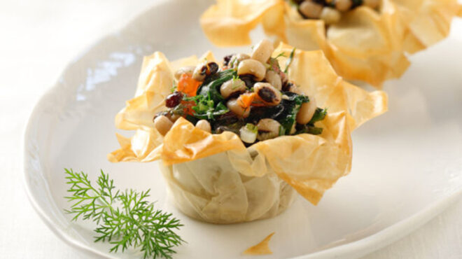 φασόλια-μαυρομάτικα-με-χόρτα-σε-θήκες-563416030