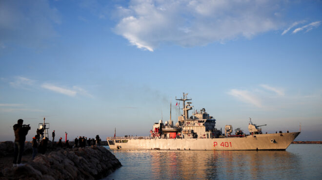 αλβανία-στο-λιμάνι-του-σενγκίν-το-ιταλ-563439664