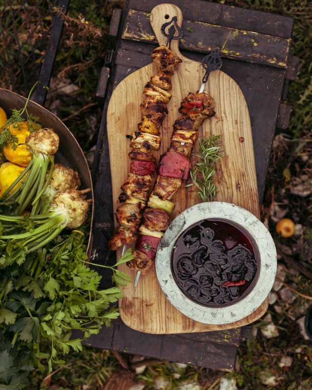 κοντοσούβλι-ζυγούρι-με-μήλα-πράσα-και-563403502