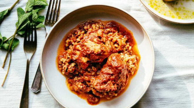 κοτόπουλο-κοκκινιστό-με-πλιγούρι-563404393