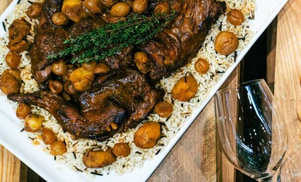 κουνέλι-στιφάδο-με-καστανό-ρύζι-και-κά-563402965