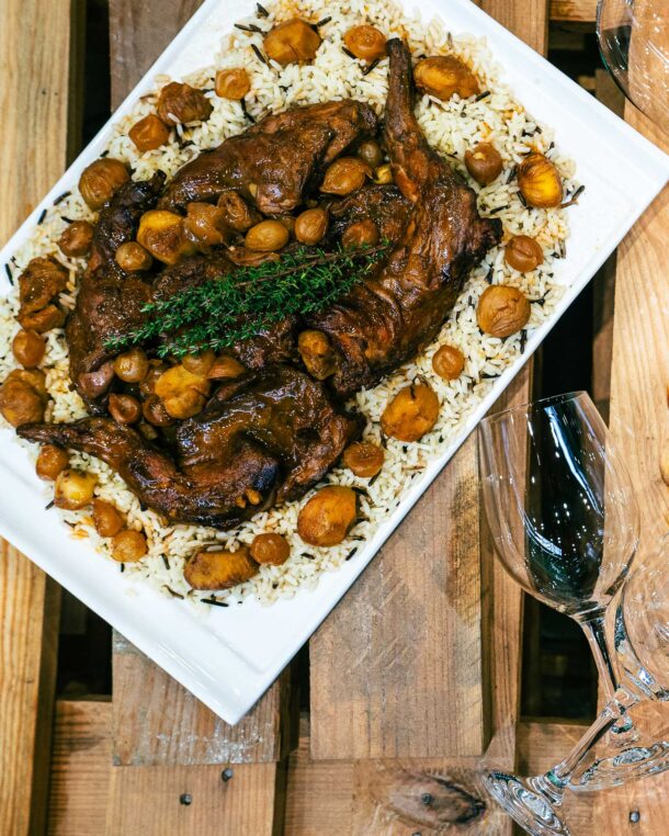 κουνέλι-στιφάδο-με-καστανό-ρύζι-και-κά-563402965