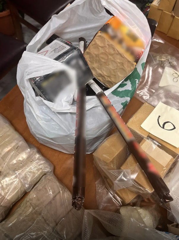 Κρήτη: 36χρονος είχε μετατρέψει το σπίτι του σε οπλοστάσιο – Εντοπίστηκαν καλάσνικοφ, κοκαΐνη και χιλιάδες σφαίρες [βίντεο]-1