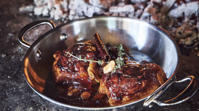 κυδώνια-στον-φούρνο-ψημένα-σε-γλυκό-κρ-563439934