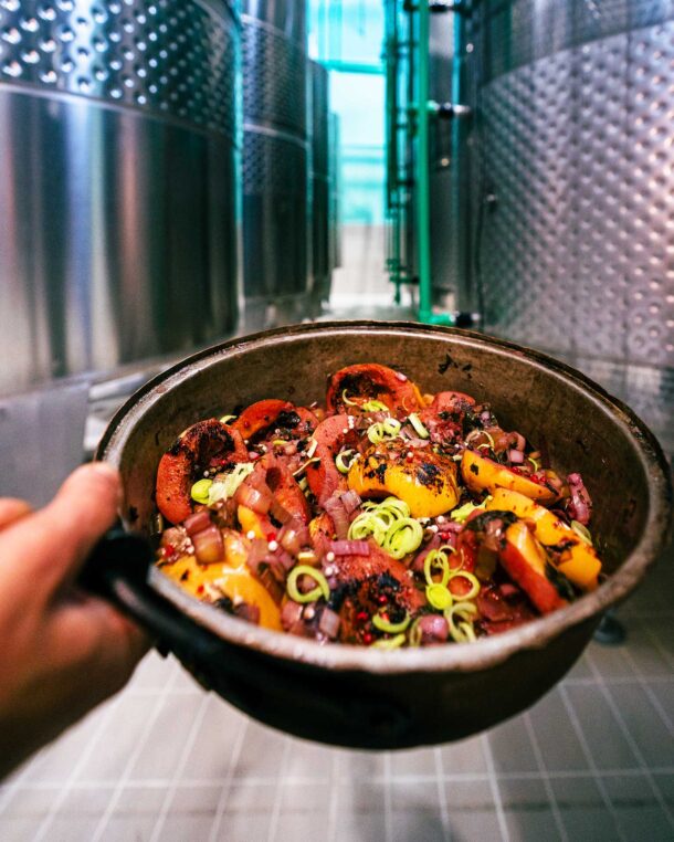 κυδώνια-πικάντικα-βρασμένα-σε-κόκκιν-563403982