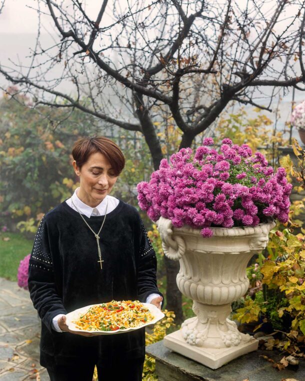 λαχανοσαλάτα-με-σέλινο-καρότο-και-πιπ-563400505