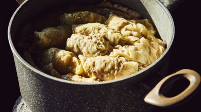 λαχανοσαρμάδες-με-πυκνή-σάλτσα-αυγολ-563436430