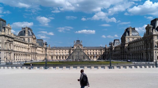 λούβρο-εκκληση-βοήθειας-προς-τη-γαλλι-563432470