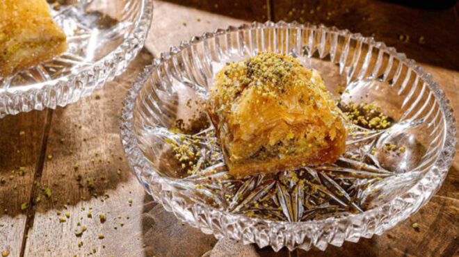 μπακλαβάς-με-φυστίκι-αμύγδαλο-και-σιρ-563428087